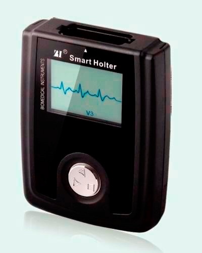 Grabadora Holter MC6800 con cables de derivaciones sobre escritorio clínico